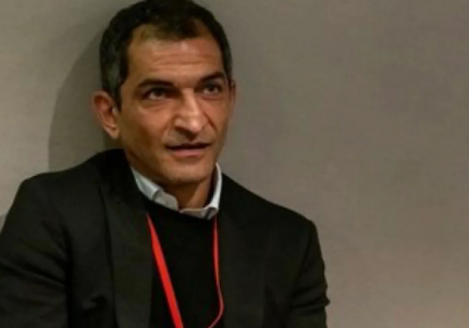 غضب مصري عام ضد عمرو واكد وهو يرد